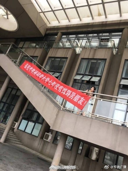 描绘一个美丽宜居、商业友好、和谐的乡村景观。截图0