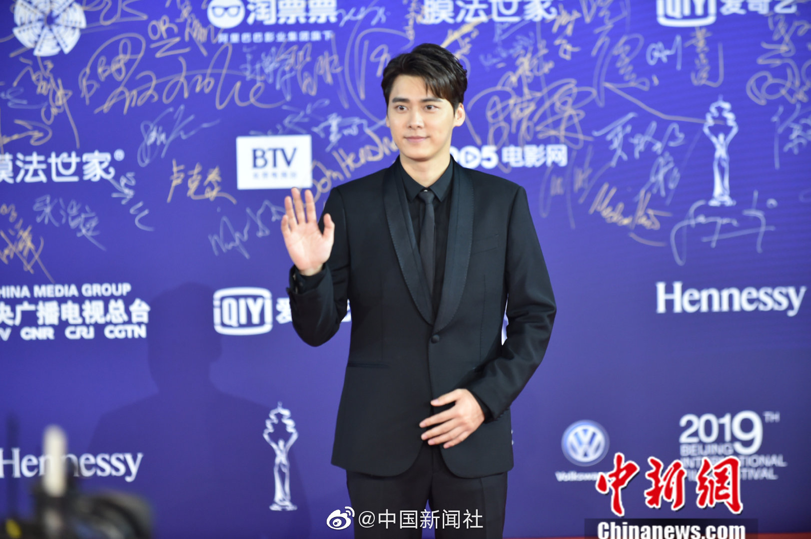 2025年凤凰古城文化旅游投资促进大会在香港举行。截图0