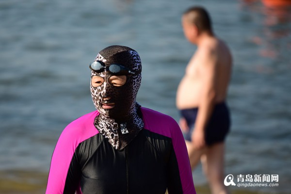 2025年北京马拉松赛在天安门广场鸣枪开跑，共有32000名跑者同时参赛。截图3