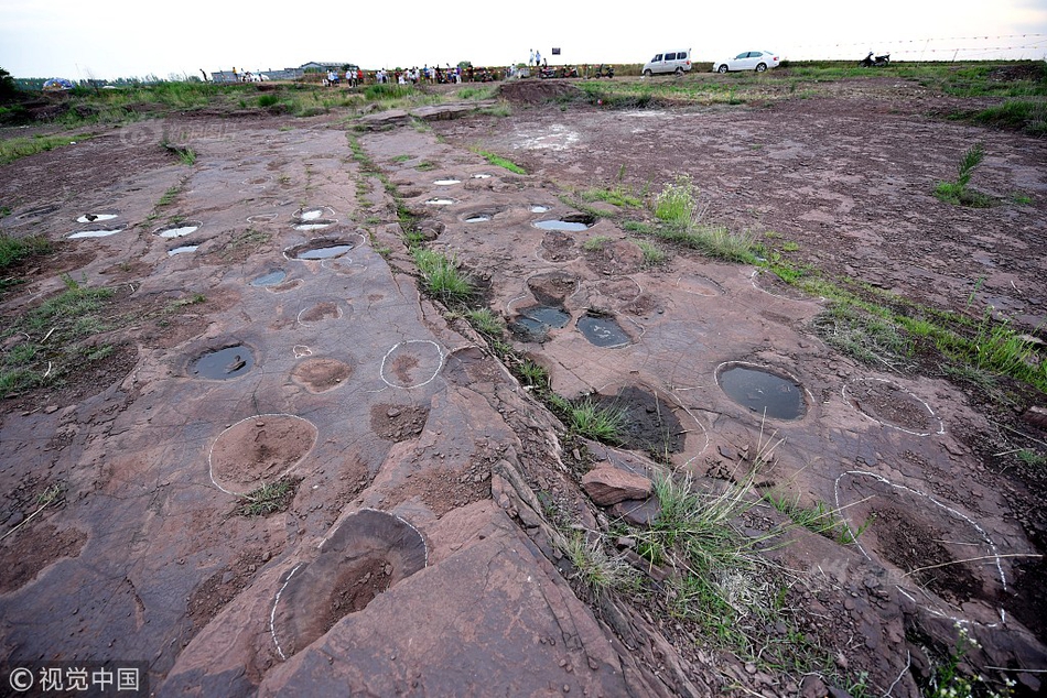 一名来自郑州的 26 岁男子在伦敦市中心开了一家酸辣汤店：食材来自中国，一碗售价 130 元，平均每天接待 300 名顾客，其中约三分之一是外国顾客。截图0