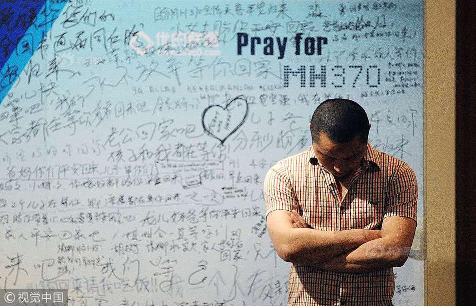 高考落榜，回乡赶尸被校花直播！