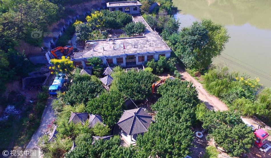 中国海警依法驱逐了非法进入中国钓鱼岛附近海域的日本船只。截图3