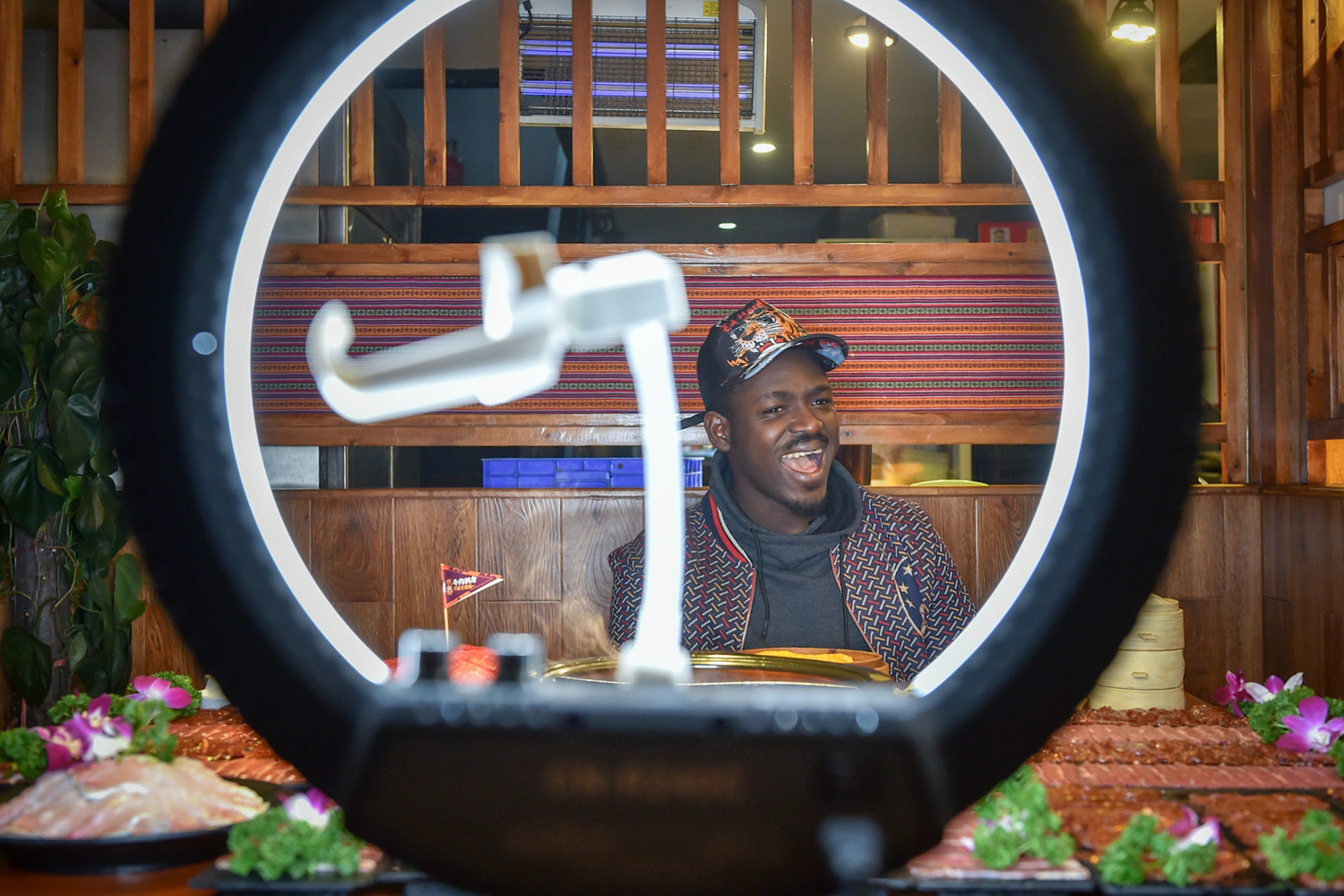 “2025年香港国际职业博览会”创新及科技特别会议吸引了近5000名求职者。截图1