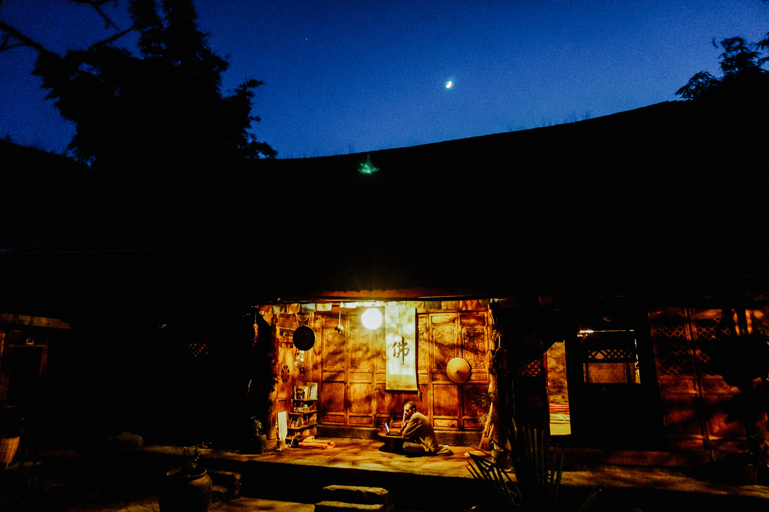 11月9日06:00，国家气象中心继续发布强风黄色预警。截图1