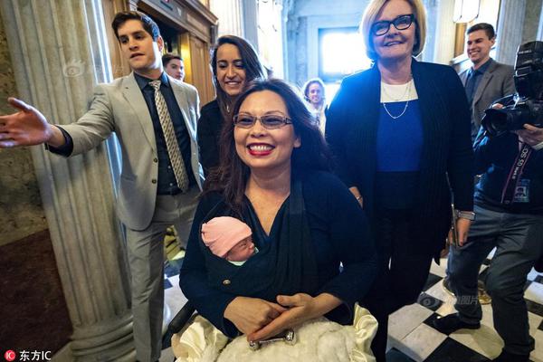 卡尔汗盐湖风景名胜区的年游客数量已超过100万人次。截图1