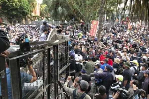 “军士讲坛”共学战旗故事截图3