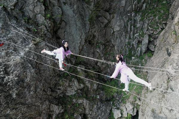 在高海拔公路上，“纯爱”滋养着士兵们的心灵。截图1