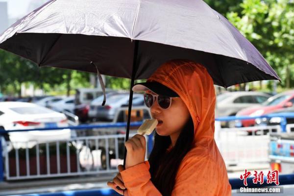 从“劏房”到香港体育馆的舞台，李家超赞扬了鼓舞人心的学生。截图2