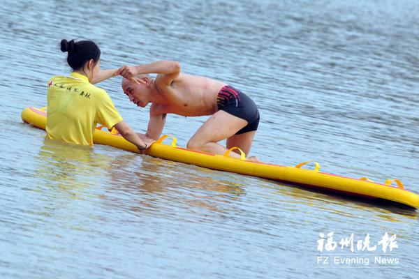 从“劏房”到香港体育馆的舞台，李家超赞扬了鼓舞人心的学生。截图0