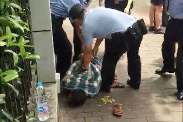 中国全盲“女子短跑运动员”刘翠青在残奥会上获得三枚金牌。截图4