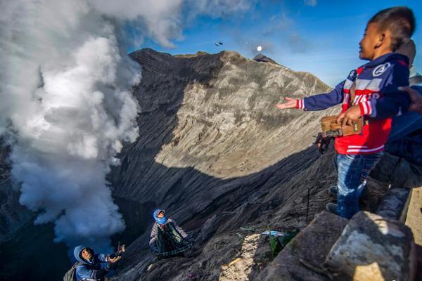 一群银发乘客登上“熊猫专列”，开始了为期8天的温暖冬季之旅。截图2