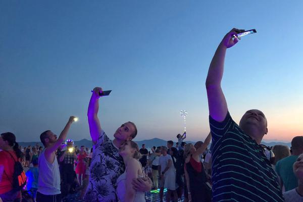 双节庆典恰逢澳门旅游旺季，澳门旅游市场蓬勃发展。截图3