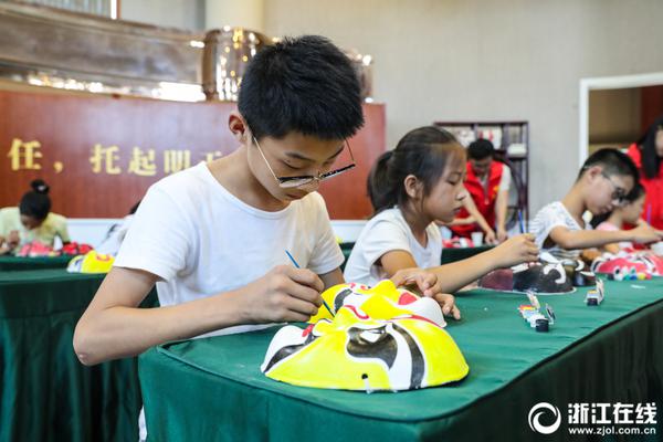 珠海某小区一名住户涉嫌酒后纵火。他甚至在住户群里要求物业经理通知所有住户疏散。当地政府已介入调查，火势已被扑灭。截图3