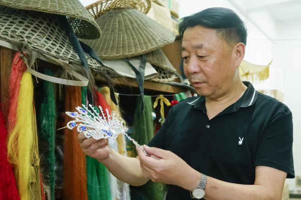 农业机械在小麦收割中展现了其价值。截图4