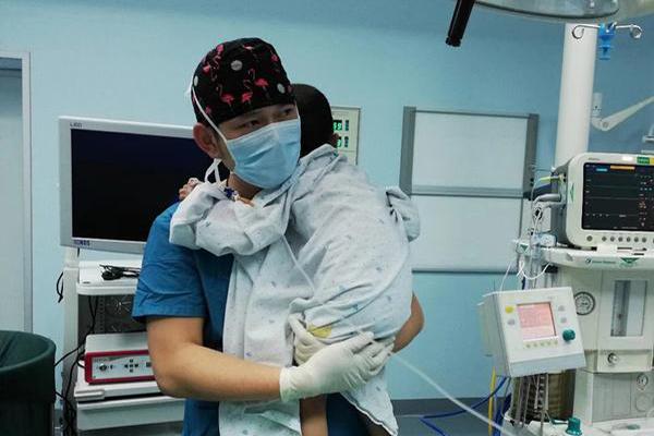 2025年凤凰古城文化旅游投资促进大会在香港举行。截图1