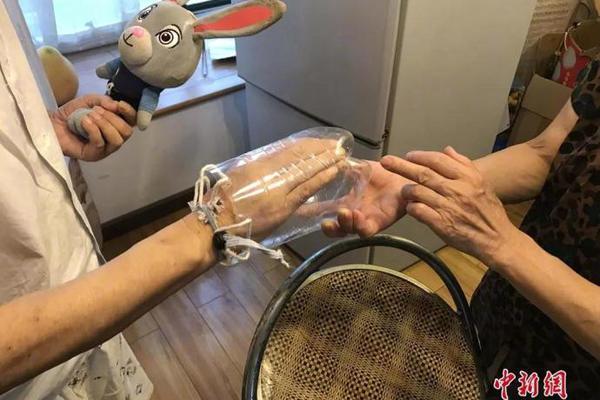 《人民日报》校园参观活动在新疆大学举行。截图2