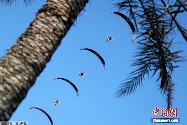 香港——赛马界以喜庆的气氛庆祝国庆节。截图2