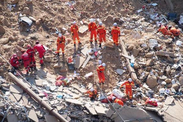 新疆冬季首列冰雪旅游专列出发截图0