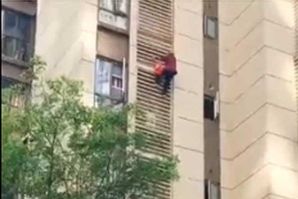 练习生从徒手劈砖开始