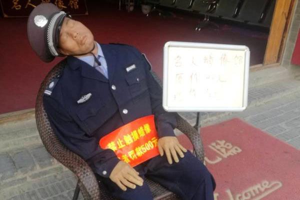 卡尔汗盐湖风景名胜区的年游客数量已超过100万人次。截图1