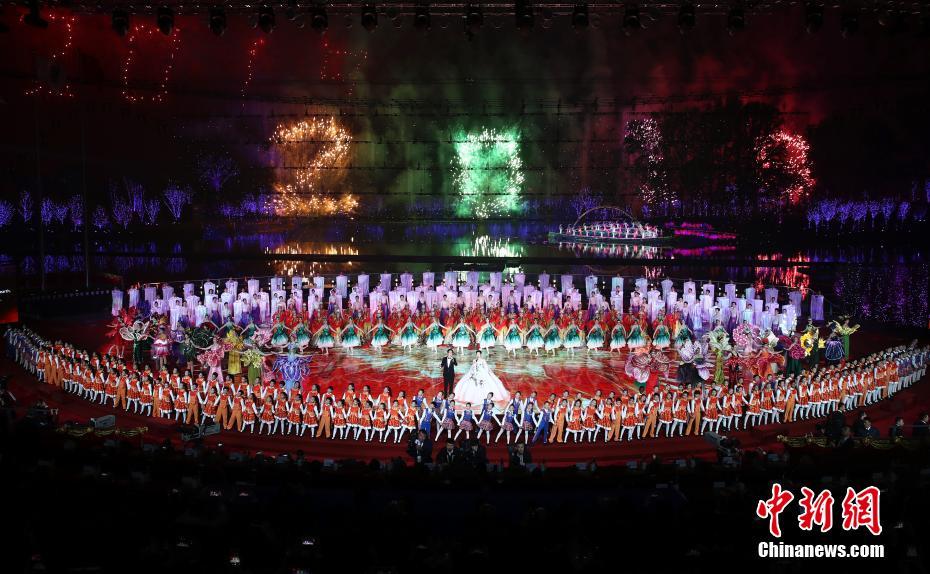 《人民日报》校园参观活动在新疆大学举行。截图1