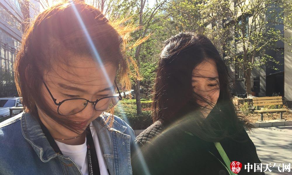 珠海某小区一名住户涉嫌酒后纵火。他甚至在住户群里要求物业经理通知所有住户疏散。当地政府已介入调查，火势已被扑灭。截图0