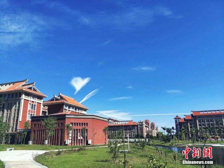 交易期间，在岸和离岸人民币兑美元汇率均突破了7.08。截图2