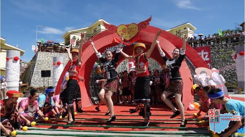 从“劏房”到香港体育馆的舞台，李家超赞扬了鼓舞人心的学生。截图2