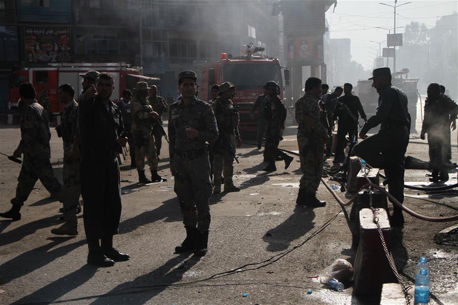 手术光下守护纯真：精湛的医术与慈悲的心带来光明——柳州红十字医院眼外伤白内障科副主任雷伟的故事截图2