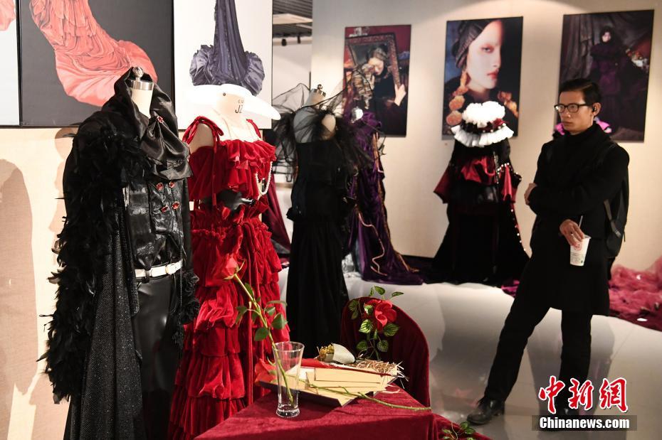 女演员高圆圆被指控在综艺节目拍摄中使用替身。其经纪公司回应称，当时正在拍摄广告，安排人员进行勘景和灯光测试以提高效率。截图3