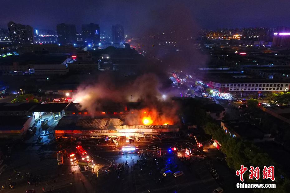 青年与莎士比亚的对话：北京人民艺术剧院的《哈姆雷特》在西安上演。截图1