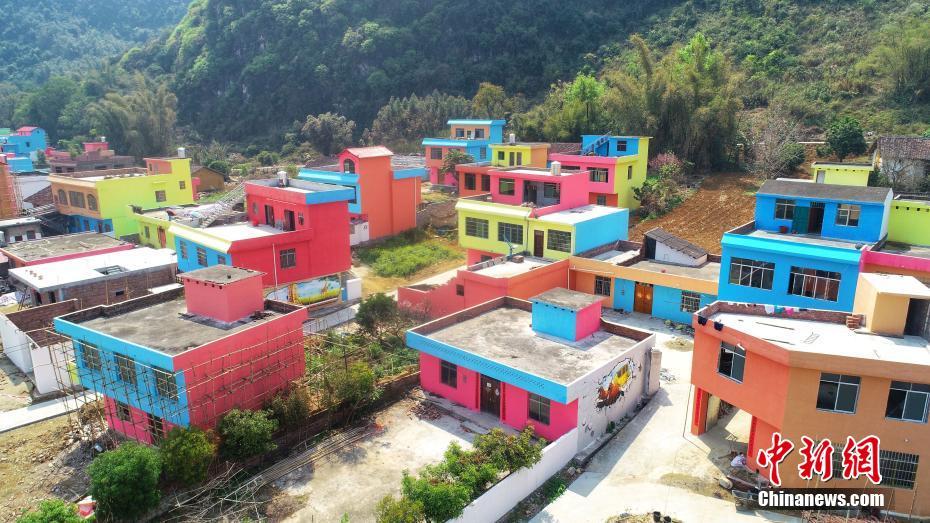 《人民日报》校园参观活动在新疆大学举行。截图1